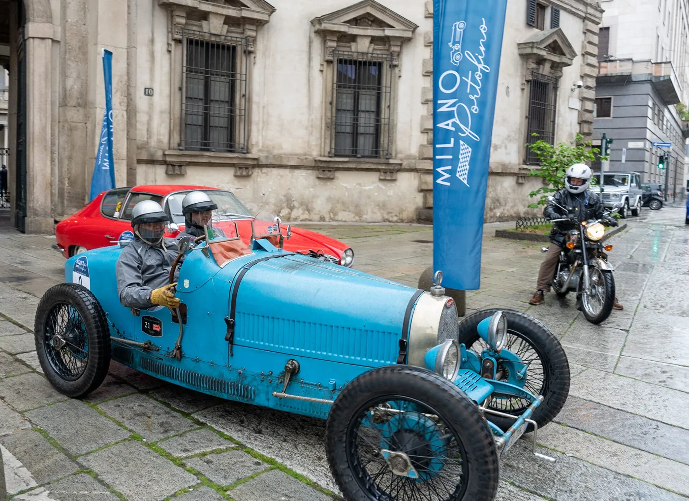 Bugatti storica azzurra sotto l'arco Milano Portofino