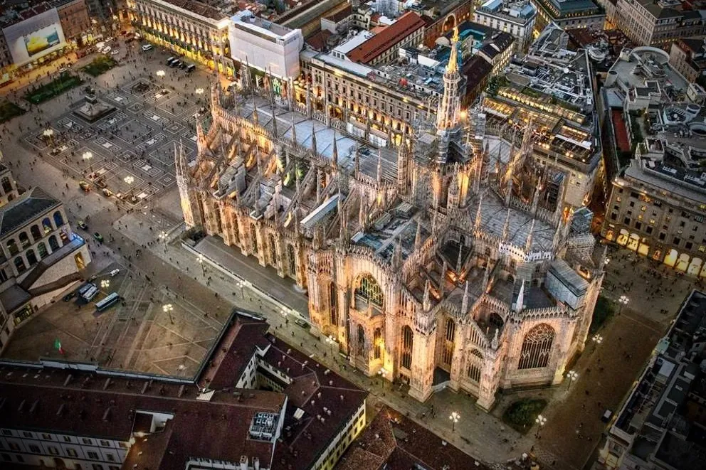 Veduta aerea del Duomo di Milano di notte
