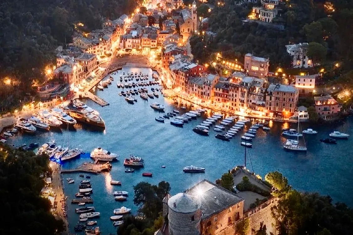 Portofino e il suo porticciolo visti dall'alto di notte