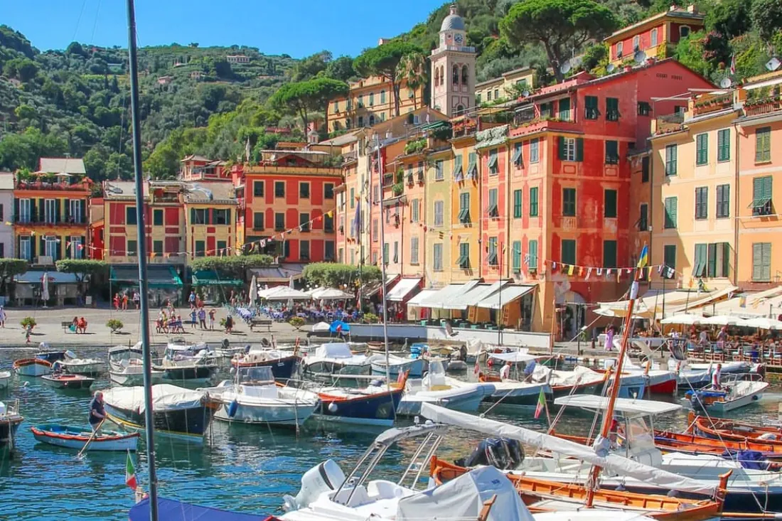 Il porticciolo di Portofino con le case colorate sul mare